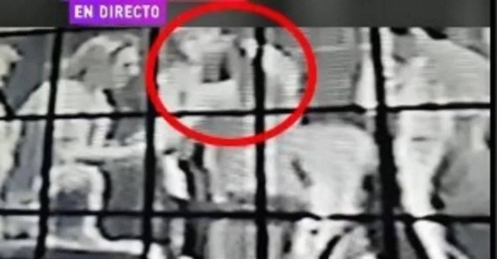 La foto en la que se ve cómo Osvaldo Laport toma del brazo a la mujer (Web)