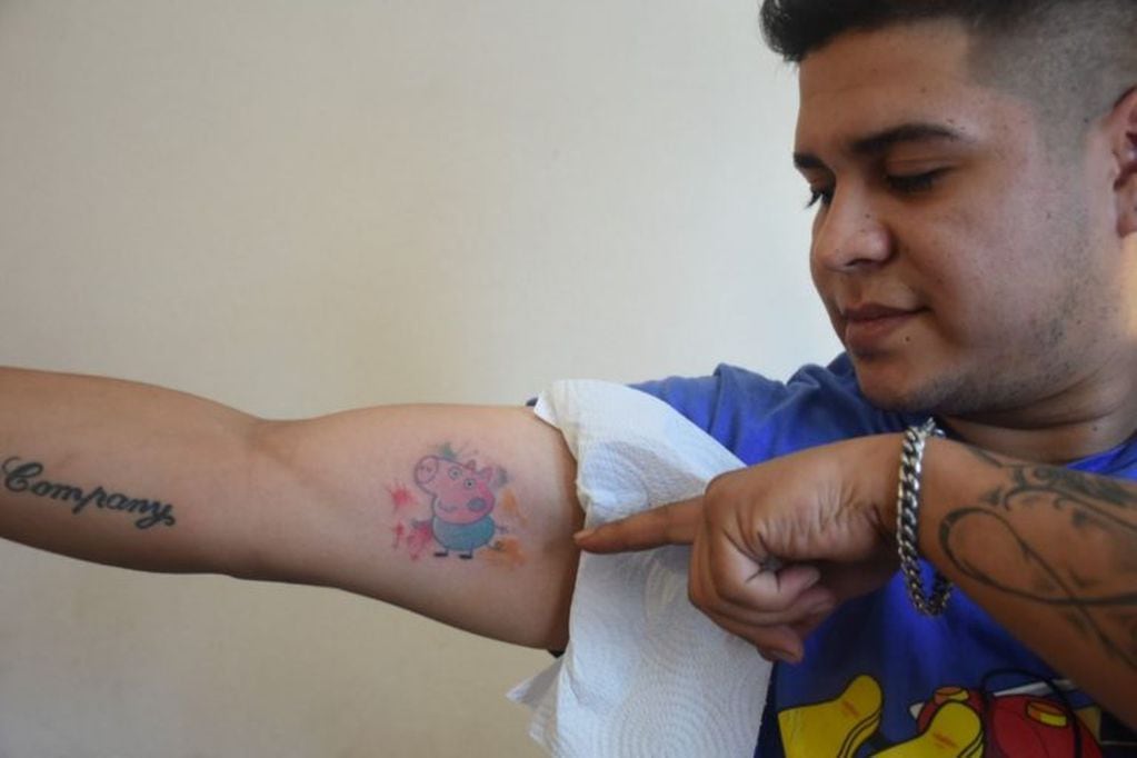 Lucas Aguirre mostrando su tatuaje. Foto: El Diario de la República.