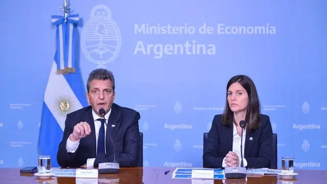 El ministro Sergio Massa y la titular de Anses, Fernanda Raverta, anunciaron un aumento para jubilados