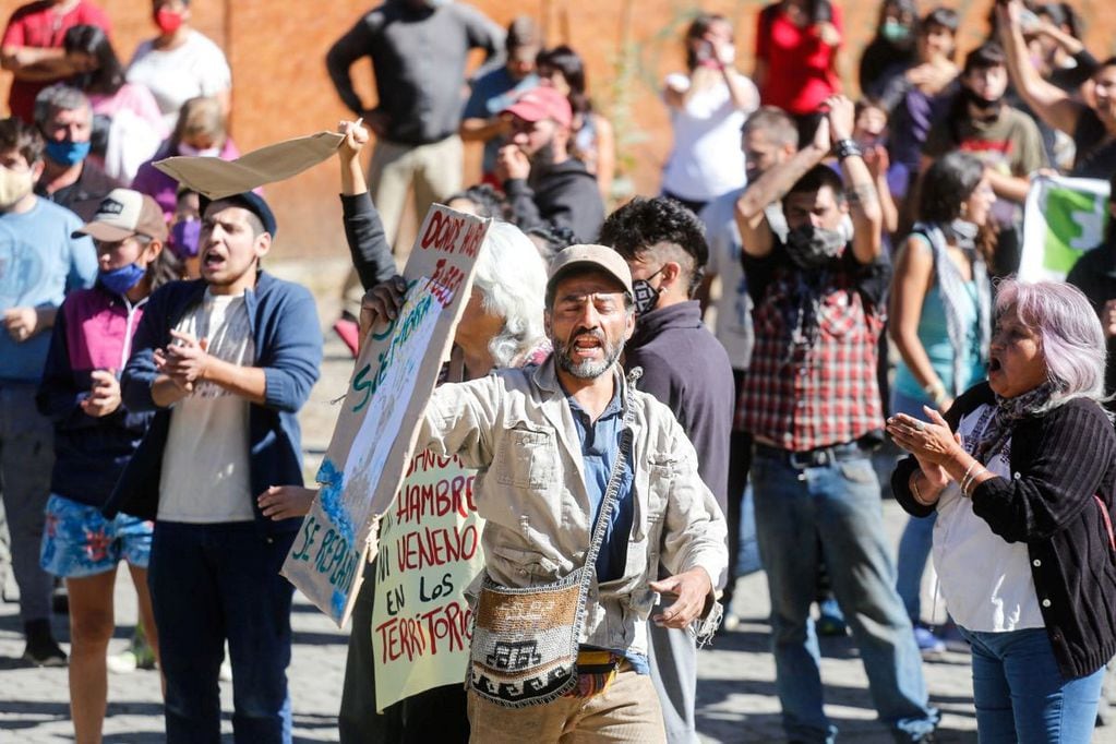 Manifestantes provocan agresión ante la llegada de la comitiva presidencial a Chubut