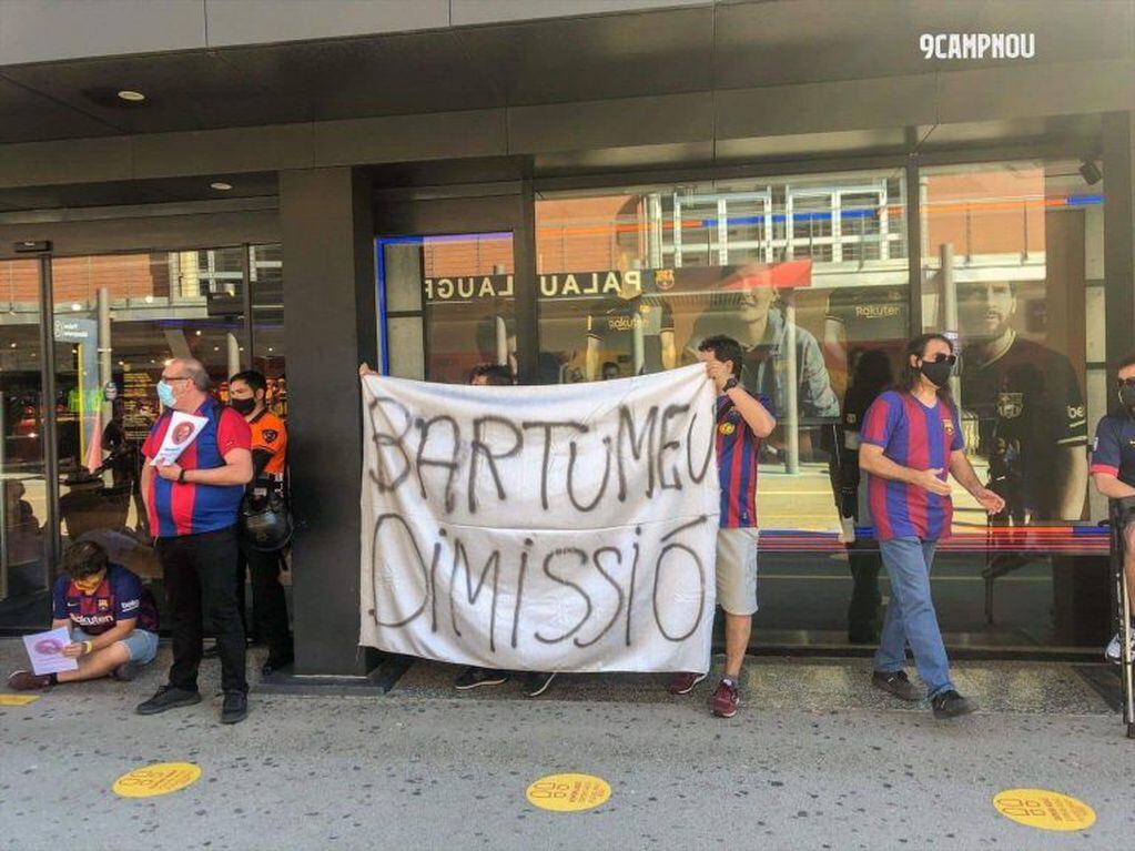 Protestas de hinchas del Barcelona (Foto: TyC Sports)