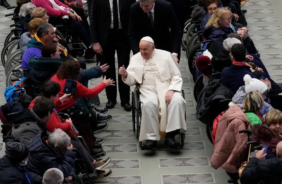 El papa Francisco saluda a los asistentes a una audiencia con personas enfermas y organizadores de la peregrinación a Lourdes, en el salón Pablo VI, en el Vaticano, el 14 de diciembre de 2023. (AP Foto/Alessandra Tarantino)
