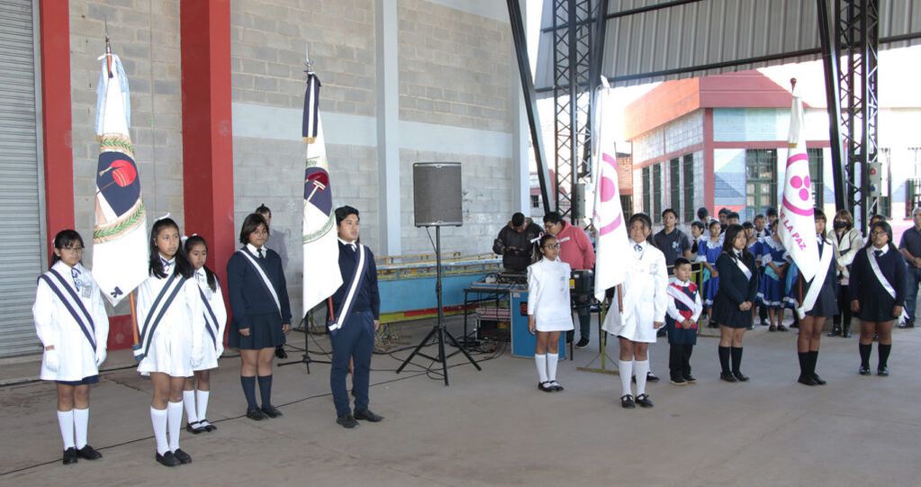 Abanderados y escoltas de la Escuela Municipal "Maestra Marina Vilte" de San Salvador de Jujuy, en el acto oficiado en el Multiespacio El Alto.