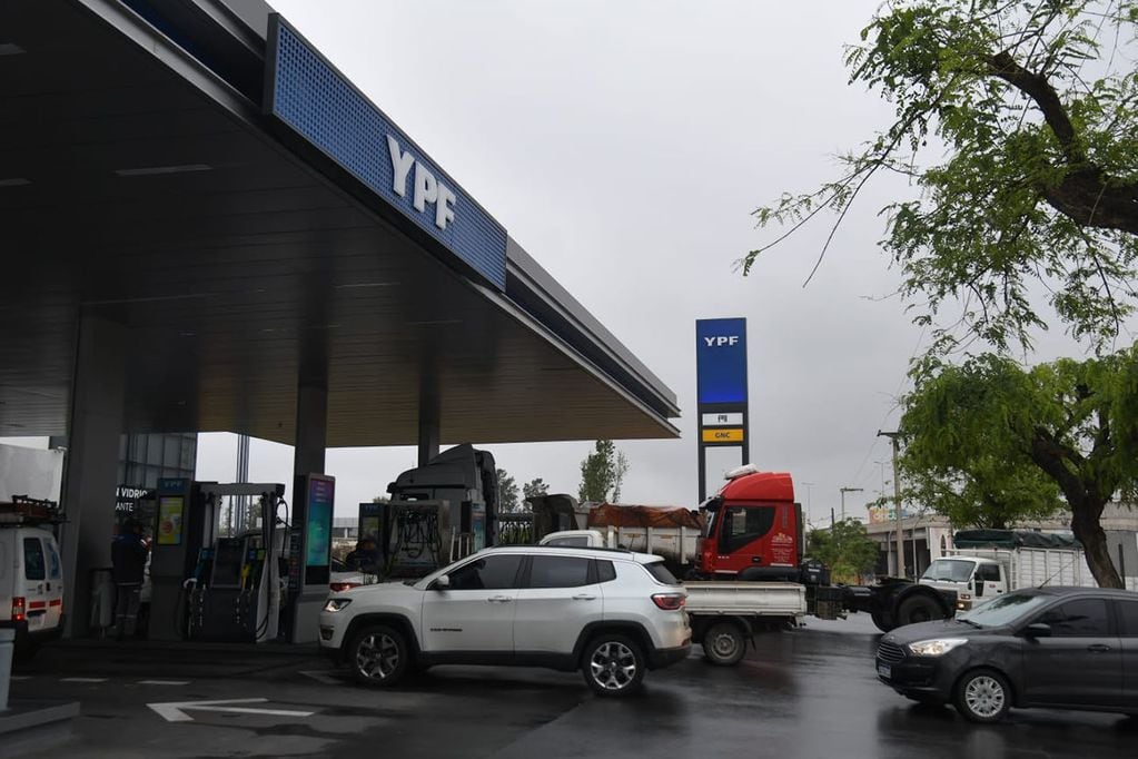 Tablero de precios de combustibles en YPF. Foto: Ramiro Pereyra/La Voz