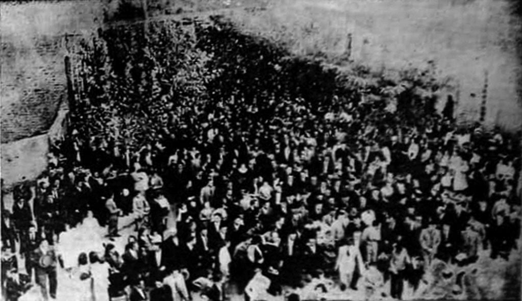 Multitud que acompañó el cortejo fúnebre hasta el cementerio.
(La Nueva Provincia 30 de abril 1935.)