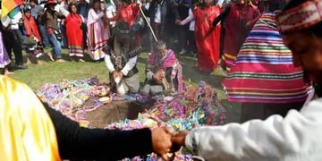 El ritual tiene la intención de reforzar y restablecer el vínculo de reciprocidad entre el hombre y la Pachamama. (Aguas Cordobesas)