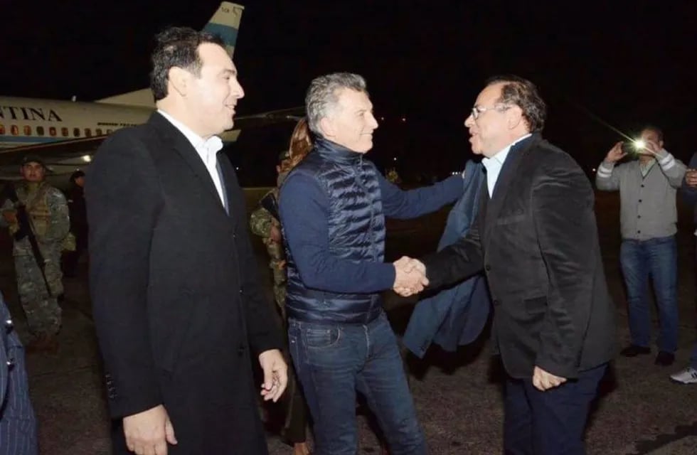 Mauricio Macri llegó a Corrientes y fue recibido por el Gobernador y el Intendente