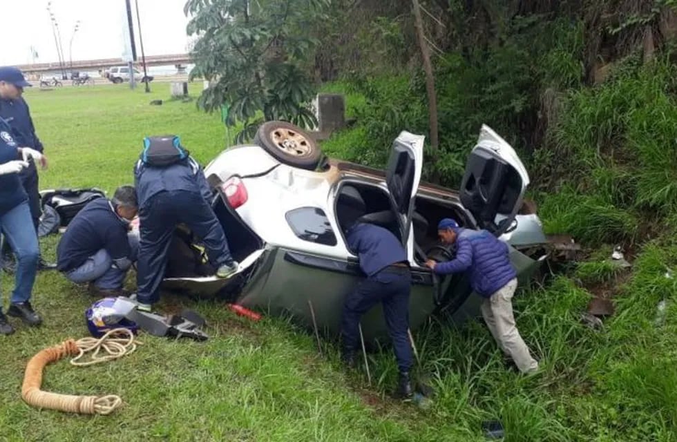 Una camioneta cayó al vacío en la Cascada de la Costanera. (Foto: Misiones Online)