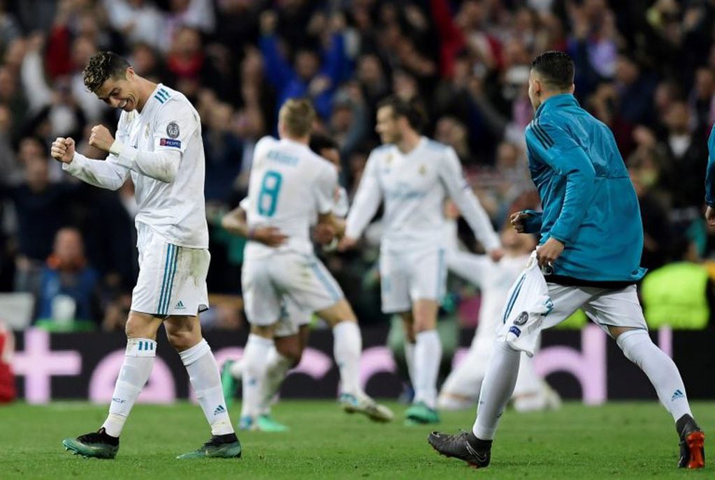 Cristiano Ronaldo festeja con sus compañeros tras el final del partido. Foto: AFP.