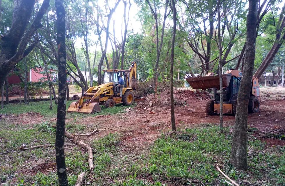 Continúan el mantenimiento de espacios verdes en la ciudad de Iguazú.