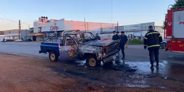 Una camioneta se prendió fuego con su conductor dentro