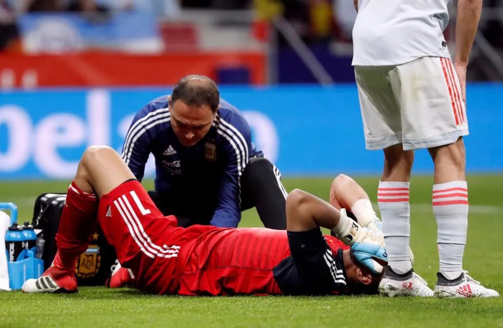 Sergio Romero se fue dolorido en pleno partido. Foto: REUTERS