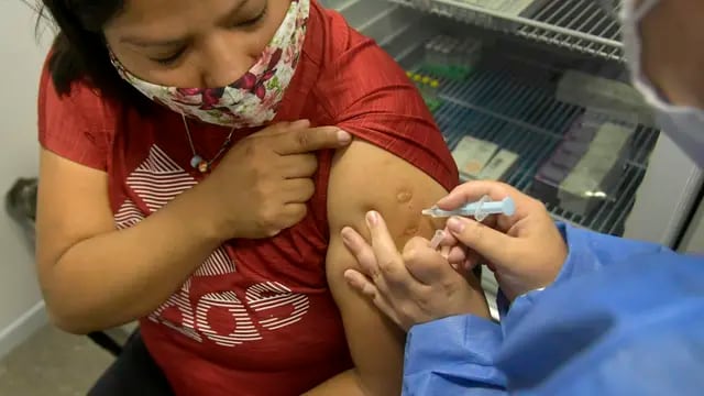 Personal de la salud del hospital Humberto Notti, se vacuna contra el Covid 19.