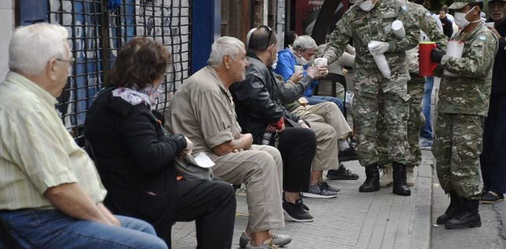 Jubilados recibieron asistencia de fuerzas federales mientras hacían la cola para cobrar en un banco de Rosario. (Juan José García)