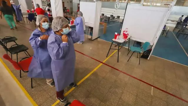 En Neuquén ya vacunaron a parte de los profesionales de la salud y al gobernador