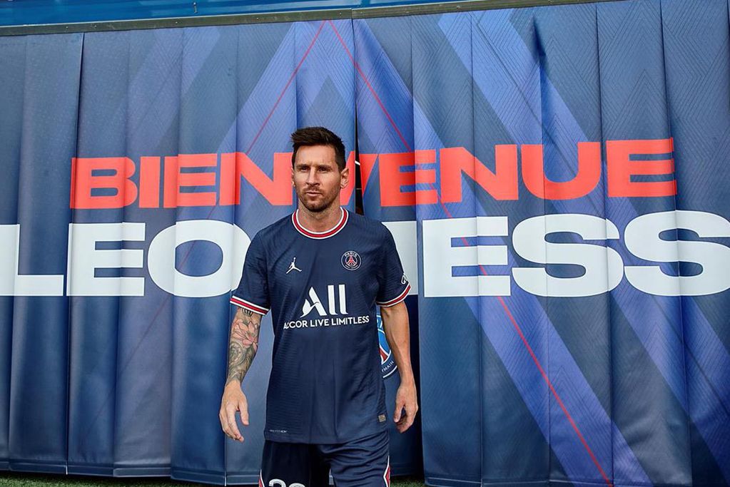 Lionel Messi posa con su nueva camiseta.
