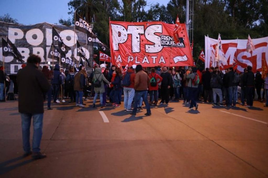 Manifestantes cortan la subida Buenos Aires-La Plata. Foto: Federico López Claro