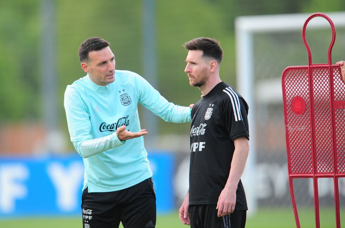 Lionel Scaloni junto Leo Messi en el entrenamiento de la Selección Argentina. / Clarin.