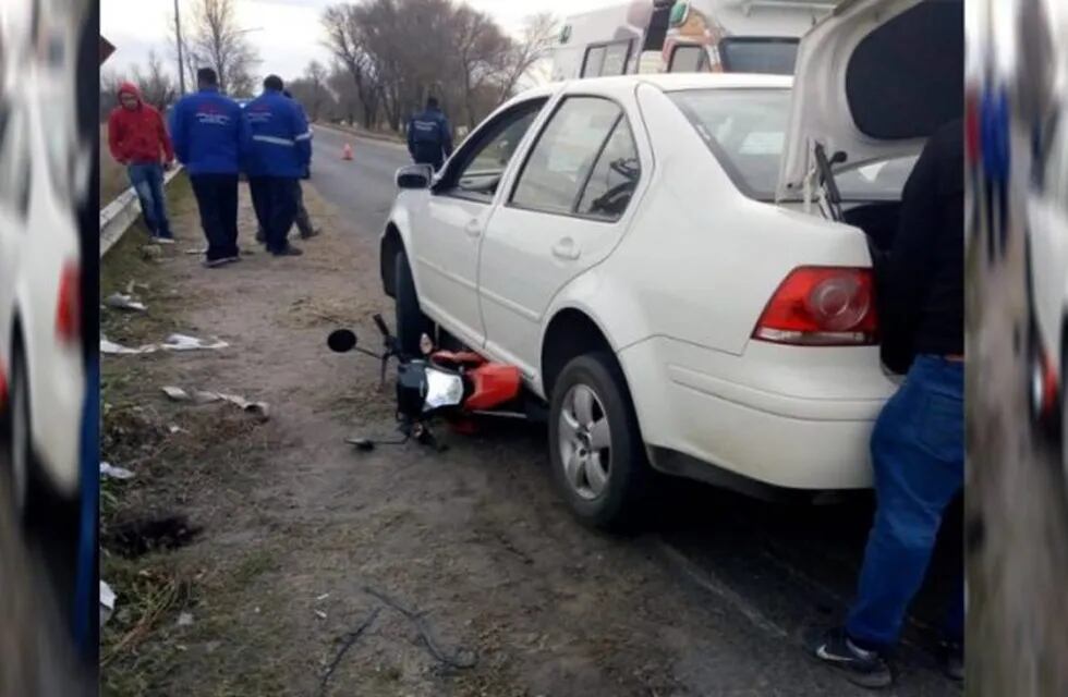 La moto quedó debajo del Volkswagen Bora. Foto. Policía de San Luis.