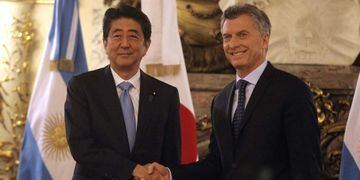 ENCUENTRO. El  presidente Mauricio Macri y el primer ministro de Japón, Shinzo Abe, en Casa de Gobierno este lunes  (Presidencia)
