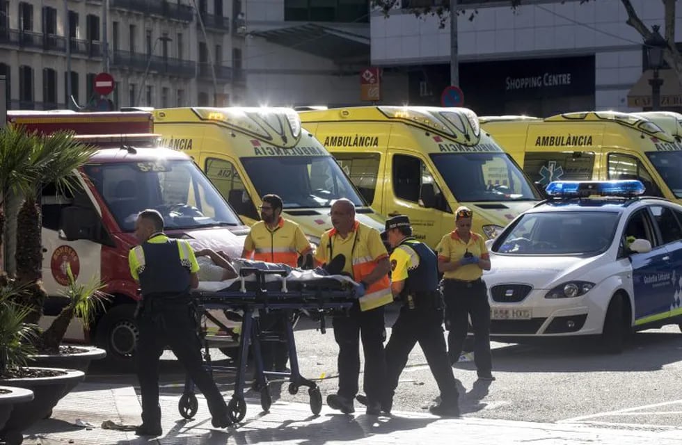 GRA249. BARCELONA, 17/08/2017.- Traslado de uno de los afectados por el atentado ocurrido hoy en las Ramblas de Barcelona, un atropello masivo en el que una furgoneta ha arrollado a varios peatones que paseaban por la zona, y en el que al menos una persona ha fallecido y otras 32 han resultado heridas. EFE/Quique García