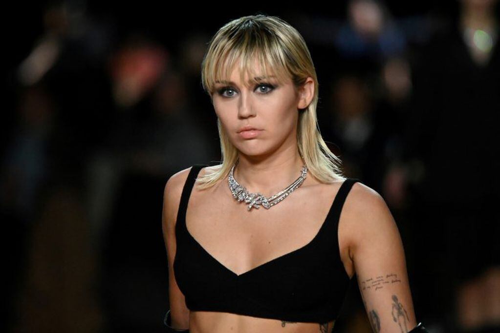 Miley Cyrus debuto como modelo en el cierre de la New York Fashion Week 2020.  (REUTERS/Idris Solomon)
