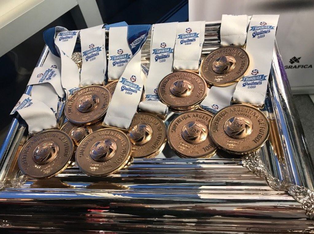 Las medallas que ganarán los campeones de la Superliga Argentina de Fútbol. (Foto: Twitter)
