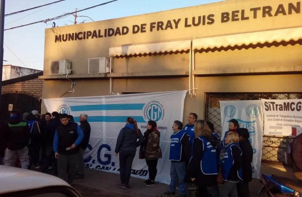 Reclamo por la reincorporación de los trabajadores despedidos en Fray Luis Beltrán.