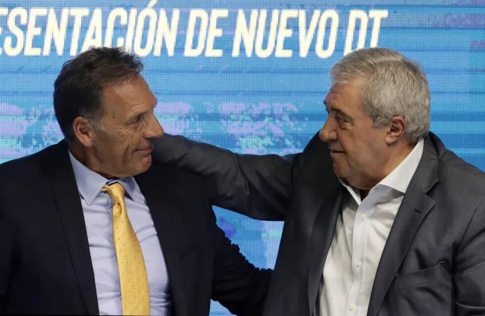 Riquelme, Ameal y Russo se reunieron tras la primera práctica de fútbol de Boca. (AFP)