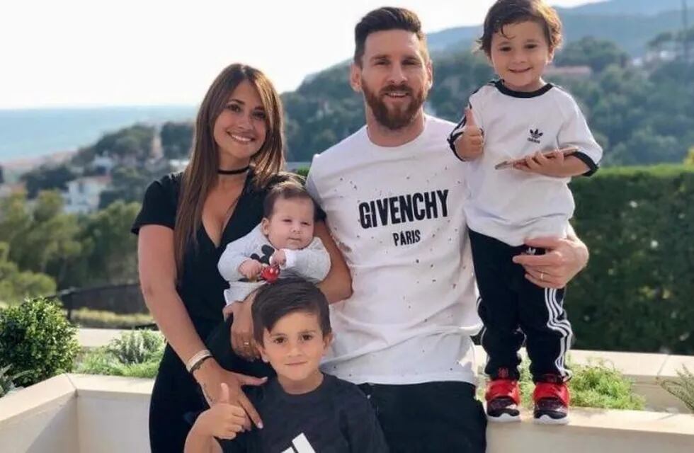 ¡Cómo creció! Antonela posó con Ciro Messi, el más chico de la familia