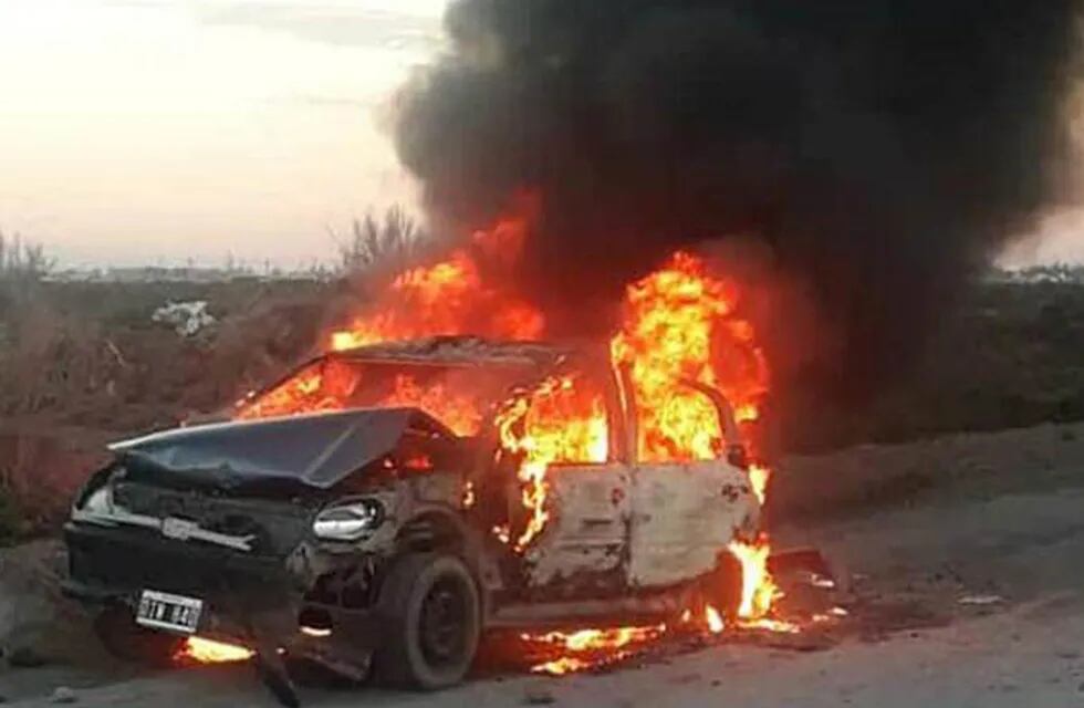 El auto fue quemado por allegados a la víctima en represalia por el ataque.