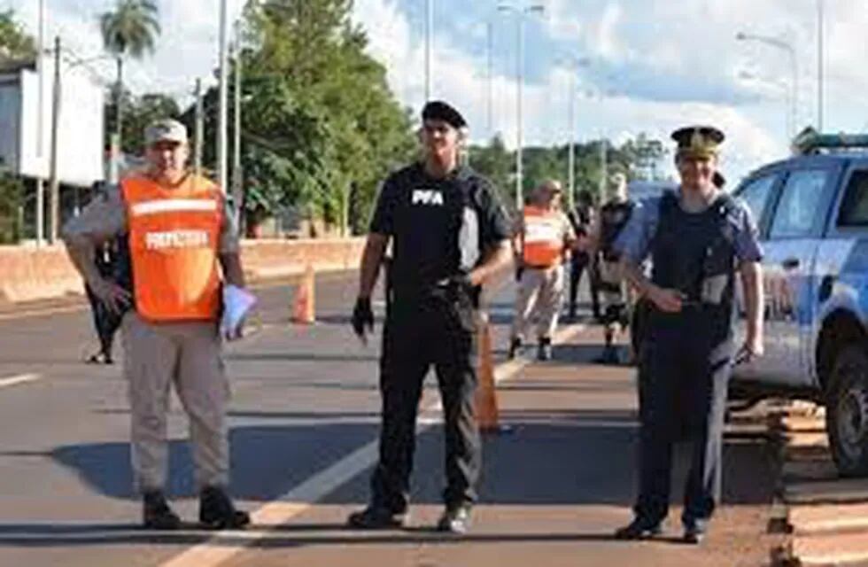 Control rutero a cargo de la Policía de Misiones en los accesos a Misiones desde Corrientes. (web)