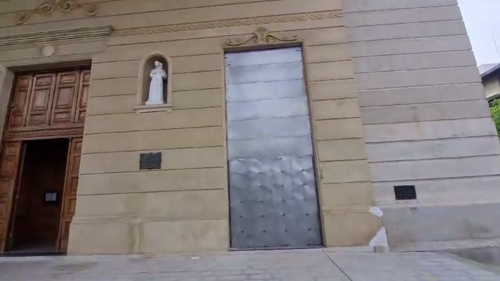 Iglesia Catedral de San Luis blindada por el Encuentro Plurinacional de Mujeres.