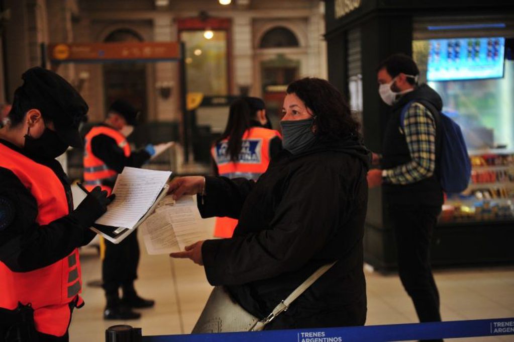 Fuerzas de seguridad controlan la temperatura de pasajeros en las estaciones de trenes porteñas. (Clarín)