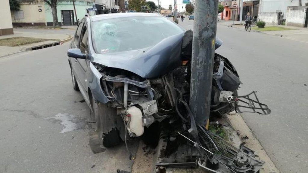 Auto chocó contra una columna de alumbrado público. (Rosario3)