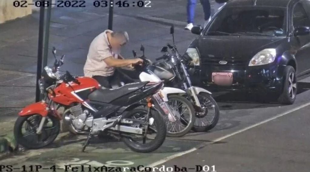 Dos individuos fueron captados en cámaras cuando intentaban robar un motociclo en Posadas.
