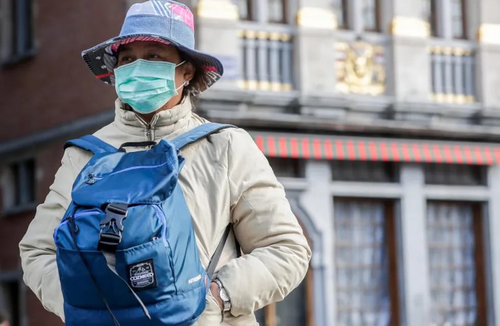 Brussels (Belgium), 12/03/2020.- A woman wears a protective face mask due to coronavirus outbreak, in the city center Brussels, Belgium, 12 March 2020. Belgium authorities has confirmed 399 coronavirus cases. (Bélgica, Bruselas) EFE/EPA/STEPHANIE LECOCQ