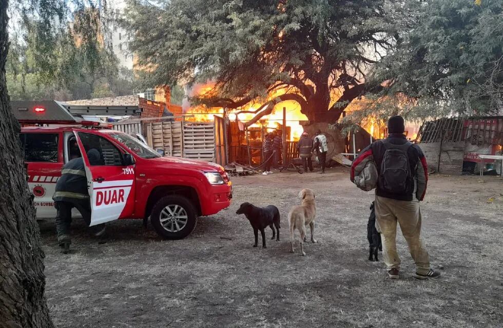 Feroz incendio en el asentamiento La Tablita, en Córdoba.