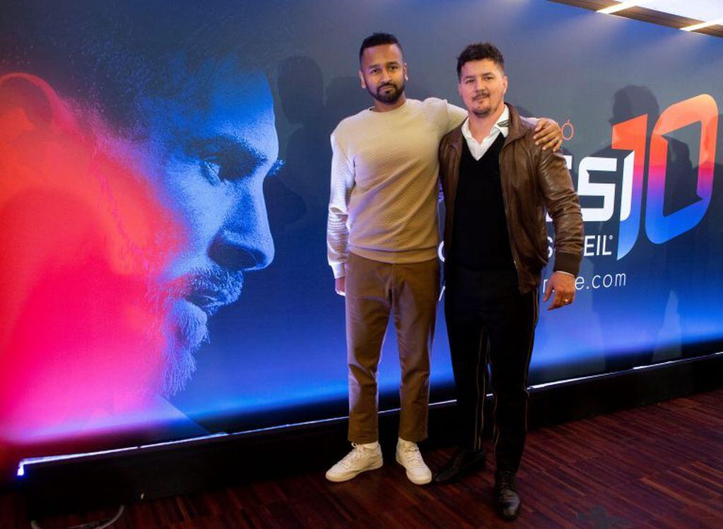Rodrigo Messi estuvo junto al director del espectáculo en la presentación del show basado en la vida de su hermano menor. (EFE)