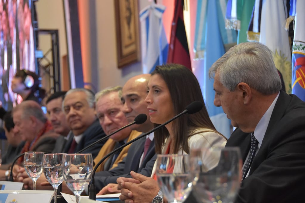 El vicegobernador Carlos Haquim y su par de La Rioja, Florencia López, junto al jefe de Gabinete nacional, Juan Manzur, en la apertura del plenario del Parlamento del Norte Grande.