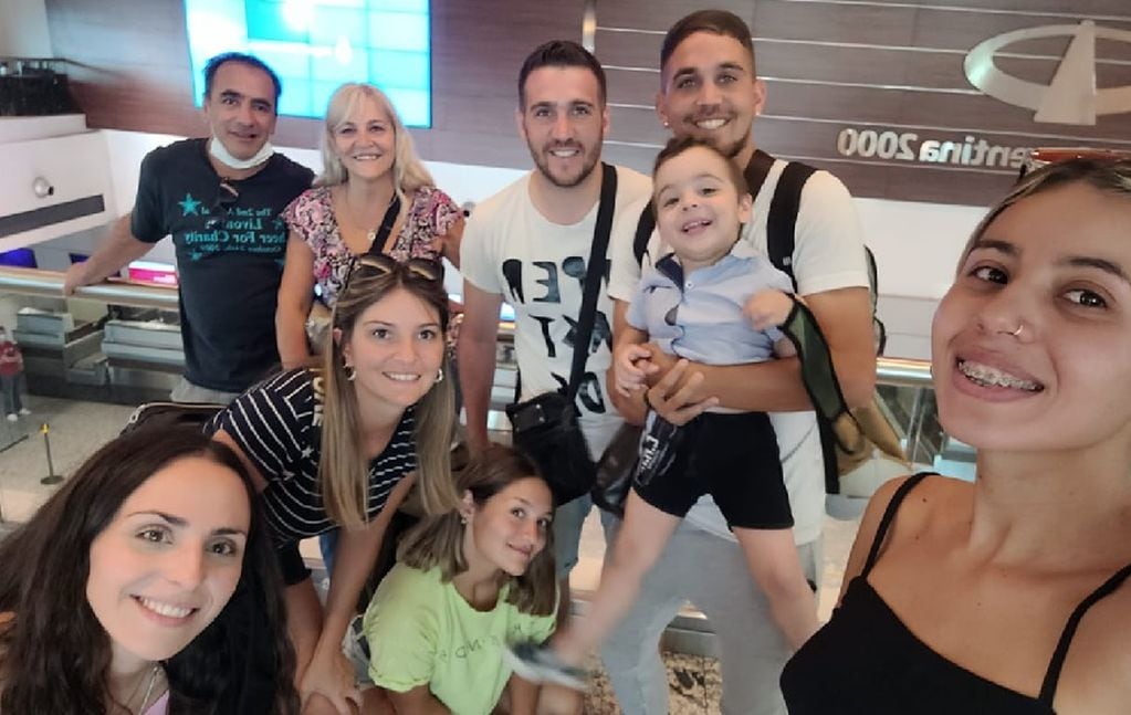 Juan José Fontemachi, junto a su hermano Jorge "Coqui", y su familia en el aeropuerto internacional El Plumerillo de Mendoza rumbo a Dinamarca.