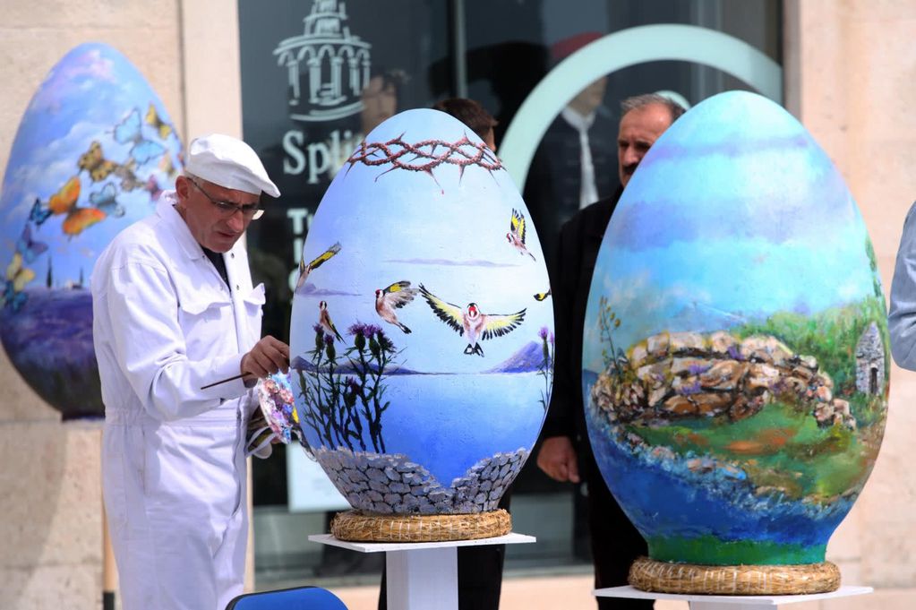 Tradición croata de pintar huevos en Semana Santa. 