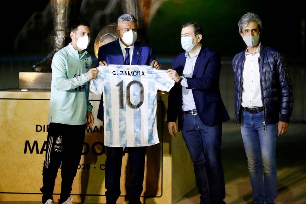 Santiago del Estero La Seleccion Argentina x con Messi a la cabeza durante inauguración de estatua Diego Maradona frente al estadio Madres Ciudad Foto Clarin
