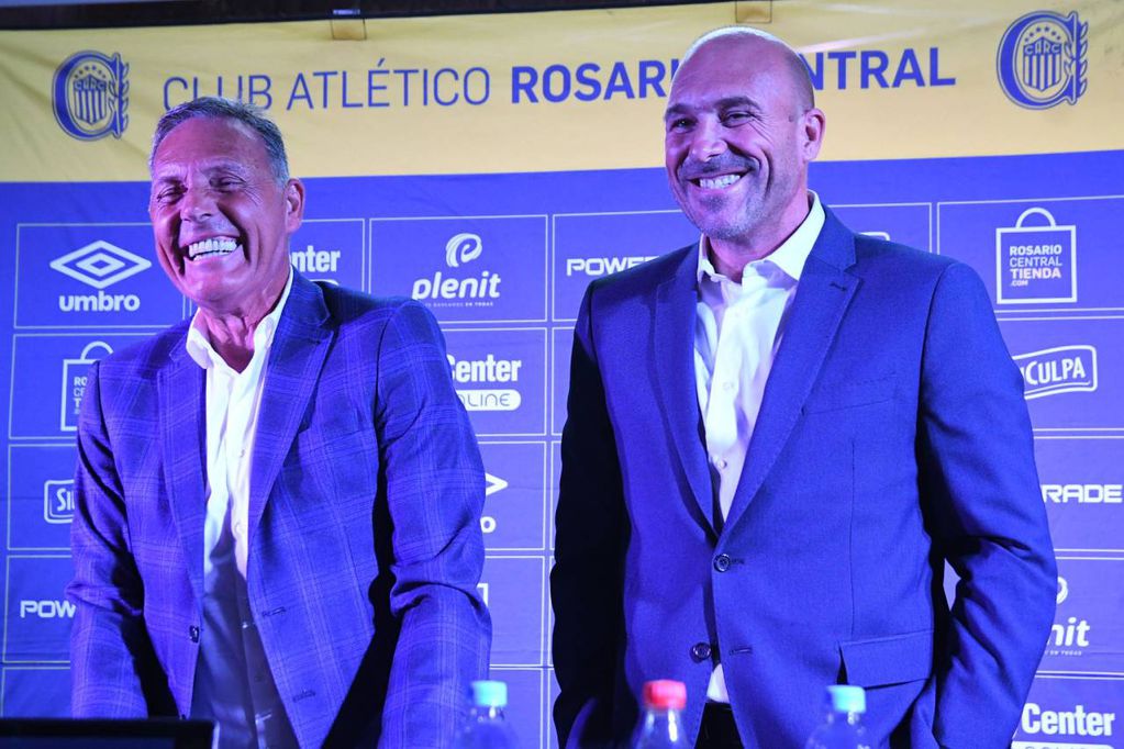 Gonzalo Belloso acompañó a Russo en la presentación oficial.
