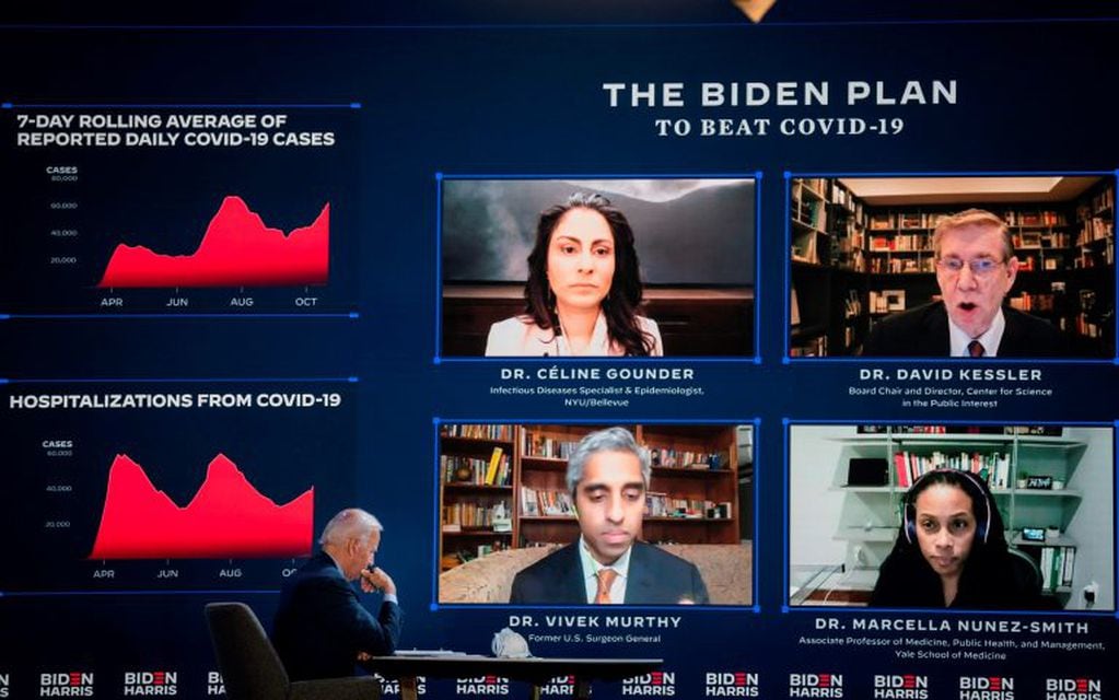 El presidente electo de Estados Unidos, Joe Biden, en una charla con algunos de los médicos que lo asesorarán sobre el coronavirus (AFP)