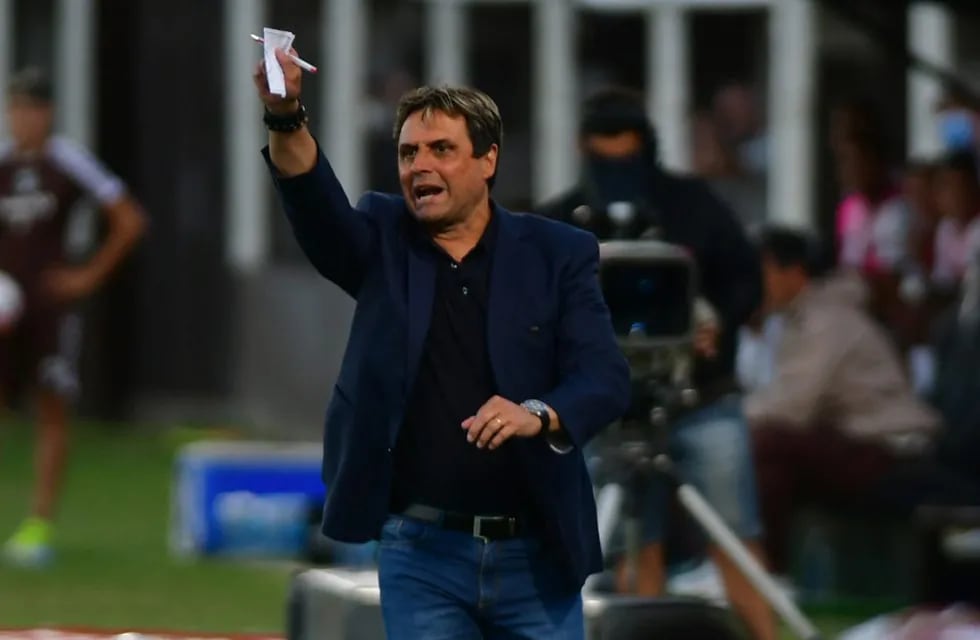 Ángel Guillermo Hoyos, el entrenador de un Talleres que todavía no ganó (La Voz).