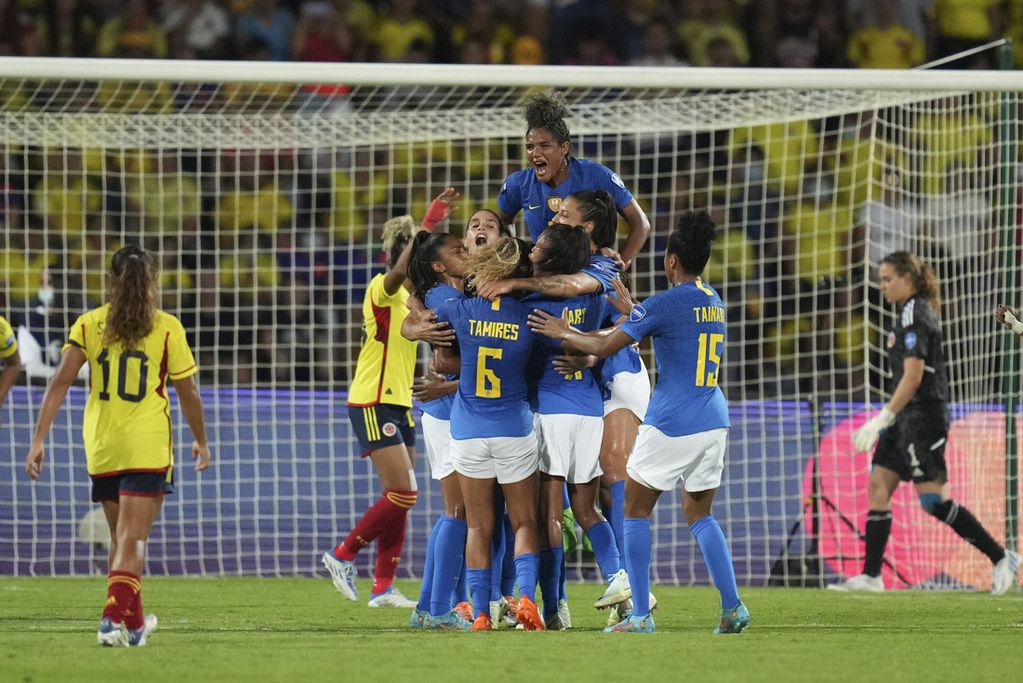 Las jugadoras de Brasil celebran después de que su compañera Debinha anotó el primer gol de su equipo contra Colombia durante la final de la Copa América femenina en Bucaramanga, Colombia. (AP)