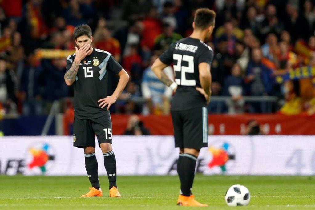 Pablo Pérez y Lautaro Martínez estuvieron en la derrota histórica de la Selección Argentina ante España. Foto: AP.