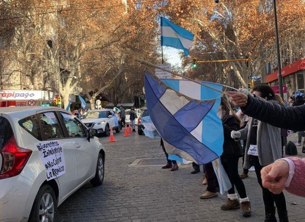 Marcha en el centro mendocino.