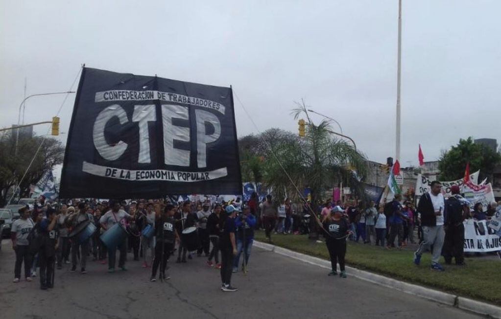 La columna de manifestantes avanza por la avenida 3 de Abril. (Foto: Corrientes Hoy)